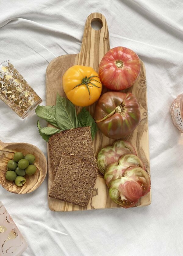 https://www.scentsandfeel.com/wp-content/uploads/2020/08/olive-wood-cutting-cheese-board-with-handle-600x840.jpg