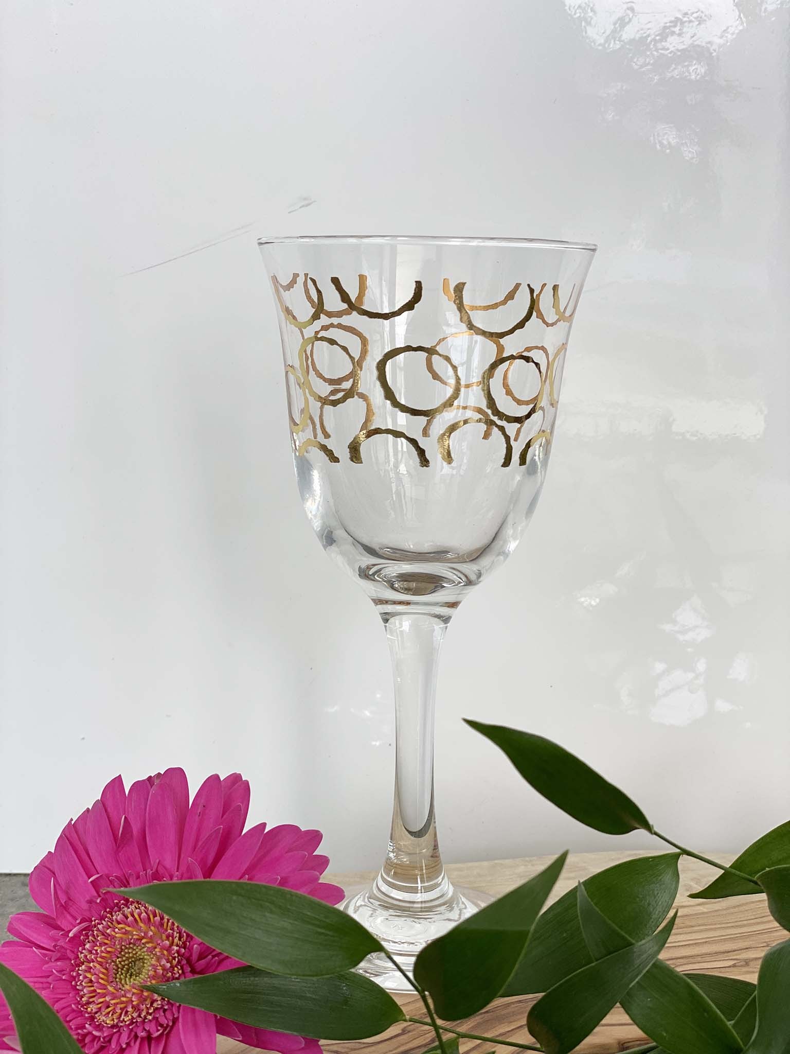 https://www.scentsandfeel.com/wp-content/uploads/2021/01/SET-OF-6-WINE-GLASSES-MOROCCAN-PAINTED-CIRCLE-GOLD.jpg
